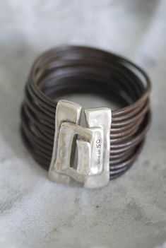 the poetry of material things Jewelry Wire, Leather Bracelets, Leather Jewelry, Jewelry Tutorials, Leather Cord, Jewelry Art, Jewelry Inspiration, My Jewellery, Leather Bracelet