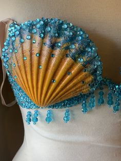 For my Mers that love the bling! This is a made to order waterproof bra customized to match your tail! Please contact me before ordering :) Mermaid Bra Top, Shell Bra, Little Mermaid Costume, Mermaid Bra, Bra Photos, Sea Dress, Womens Costumes, Costumes Diy, Star Show