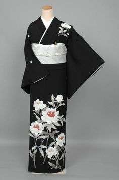 Kimono Outfit Ideas, Traditional Yukata, Pretty Kimono, Koleksi Parfum, Kimono Traditional, Anting Manik, Kimono Outfits, Japanese Traditional Clothing, Cute Kimonos