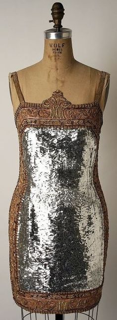 vintage 1920s flapper style with silver lame overlay…By 1926 skirts were at their shortest in the Twenties decade and showed the knee until 1928. The whole leg as far as the kneecap was revealed this was the height of flapper fashion. Mirror Dress, Baroque Mirror, Todd Oldham, 1920 Fashion, Robes Vintage, 20s Fashion, Flapper Style, Dress Forms