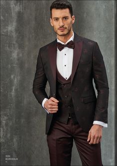 Traje de fiesta Arax Gazzo burdeos adamascado con solapa y pantalón liso a juego #araxgazzo Vest Coats, Tux Prom, Men Coat, Men's Tuxedo, Suits Wedding, Party Suits