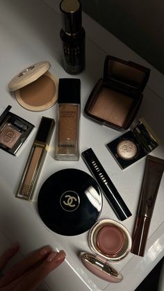 High End Makeup Must Haves, Quiet Luxury Makeup Look, Makeup Aesthetic Pictures, Expensive Makeup Aesthetic, High End Makeup Aesthetic, Make Up Aesthetic Pictures, Makeup Essentials Aesthetic, Luxury Makeup Products, Make Up Aesthetic