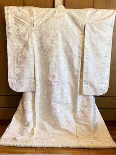 A white Japanese wedding Uchikake for your special day.  Celebrate your special day in this beautiful Kimono robe. Vintage Japanese Kimonos are a unique and stunning piece of Japanese culture. Kimono's are made completely by hand and are considered a wearable work of art. Item: Uchikake Kimono Japanese Wedding Robe No. yukn355 Size: US  Large / Length 70 inch (178cm), Width 25.9 inch (66cm). Condition: Used, Very Good. Please check the photos. Shop the entire collection https://fujiyamarock.etsy Elegant Beige Kimono For Wedding, Elegant Beige Wedding Kimono, Traditional White Kimono For Ceremonies, Traditional White Kimono For Wedding, Beautiful Kimono, Kimono Japanese, Japanese Wedding, White Kimono, Wedding Kimono