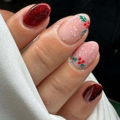 Christmas Almost Nails, Christmas Nails Overlay, Christmas Nails With Wreath, Dot Christmas Tree Nails, Cute Gel Christmas Nails, Holly And Ivy Nails, Short Nail Art Christmas, Gel Nails Christmas Simple, Builder Gel Christmas Nails