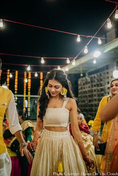 Mustard Sangeet Outfit, Sangeet Outfit Ideas For Sister, White Haldi Outfit For Bride, Haldi Bridesmaid Outfit, Haldi Look For Bridesmaid, Haldi Look For Bride Sister, Brides Sister Indian Outfit, Sangeet Outfit Sisters, Haldi Ceremony Outfit For Sister