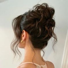 Prom Hairstyles For Asian Hair, Hair Updos Wavy Hair, Messy High Bun Formal, Bun For Prom Hair, High Hairstyles For Prom, Updo Graduation Hairstyles, Soft Curls Updo, Curly Updo With Claw Clip, Hairstyle Ideas Updos