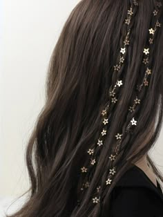 Cool Hairstyles With Accessories, Hair Accessories Ideas For Women, Hair With Decoration, Aesthetic Gold Accessories, Prom Hairstyles Accessories, Pretty Unique Hairstyles, Gold Hair Styles, Hairstyles With Chains, Prom Hair Accessories Gold