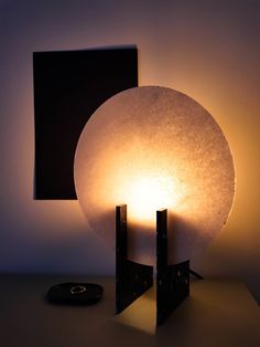 Lampe design écologique plastique recyclé blanche et noire, Bouture d'objets Textile Lamp, Lamp Packaging, Recycled Plastic Products, Recycled Lamp, Natural Lamps, Lighting Design Inspiration, Lamp Minimalist, Christmas Lamp, Recycling Process