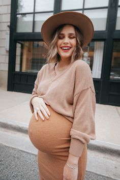 Fall Maternity Outfits Third Trimester, Maternity Skirt Outfits Winter, Skirt And Sweater Outfit Pregnant, Third Trimester Fall Outfits, Third Trimester Winter Outfits, Chic Maternity Fashion, Pregnant Skirt Outfit, Midsize Maternity Fashion, Maturity Fashion