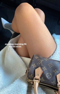 Nano Speedy Outfit, Lv Speedy Outfit, Chanel Handbags Classic, Louis Vuitton Outfit, Nano Speedy, Pretty Tote Bags, Closet Essentials, Black Girls Hairstyles, Louis Vuitton Speedy