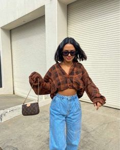 Stylish Flannel Outfits, Flannel Bodysuit Outfit, Cute Ways To Wear Flannels, Outfits With White Flannel, Loose Flannel Outfits, Cool Flannel Outfits, Flanal Outfits Winter, Crop Top And Flannel Outfits, Styling A Flannel Shirt Outfit