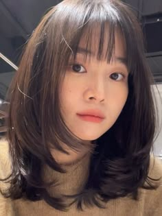 Korean fall hair color: ash brown long bob モード ボブ, Pretty Hair Cuts, Textured Haircut, Korean Short Hair, Layered Haircuts For Medium Hair, Hair Inspiration Long, Asian Short Hair, Bangs With Medium Hair, Hairstyles For Layered Hair