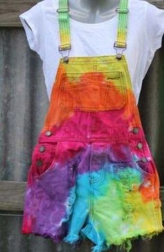 DIY Tie Dye Ideas For The Perfect Summer Craft - Society19 Craft Outfit, Diy Tie Dye Designs, Diy Tie, Tie Dye Fashion, Summer Craft, How To Tie Dye, Tie Dye Techniques, Dye Ideas, Tie Dye Diy