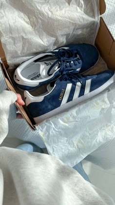 Adidas Gazelle Navy, Beauty Outfits, Cozy Lifestyle, Gazelle Adidas, Adidas Navy, Everyday Shoes, Swag Shoes