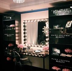 Rangement Makeup, Diy Vanity Mirror, Makeup Vanities, Makeup Station, Smart Tiles, Vanity Room, Diy Vanity, Glam Room, Versace Home