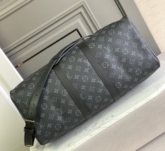 Black flower leather is Italian A-grade leather. The quality, hardware, fabric, handwork, oil edge, A-grade production, the picture is consistent with the product, and a full set of packaging. Size: 45x27x20CM Louis Vuitton Yayoi Kusama, Louis Vuitton Keepall 45, Keepall 45, Louis Vuitton Capucines, Large Cosmetic Bag, Lv Purse, Lv Shoes, Medium Handbags, Shoulder Strap Bag