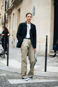 What To Wear With Khaki Pants, Beige Pants Outfit, Khaki Pants Outfit, Khakis Outfit, Womens Chinos, Beige Pants, Estilo Preppy, Looks Street Style