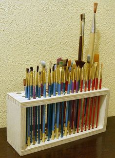 there are many brushes in the holder on the table