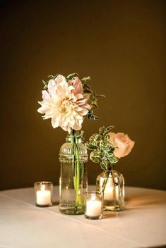 flowers and candles sit on a table with the words boa note feliz quat - feta