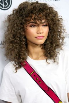 Cute Haircuts, Curly Hair Styles Easy, Hair Styles 2017, Curly Hair With Bangs, Penteado Cabelo Curto, Curly Hair Care, Hairstyles For Round Faces, Popular Hairstyles, Curly Hair Cuts