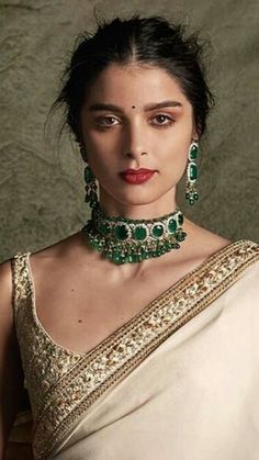 Saree Golden, Sabyasachi Saree, Antique Necklace Gold, Sabyasachi Sarees, Boho Bridal Jewelry, Simple Saree Designs, Saree Bollywood, Sabyasachi Jewellery