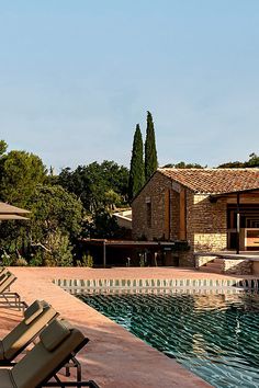 Découvrez la somptueuse Villa Graciana située à Gordes, au cœur de la région de Provence. Un véritable havre de paix où luxe et élégance se marient à la perfection. Pour réserver votre séjour de rêve, rendez-vous sur le site web officiel de la villa. #VillaGraciana #Provence #Gordes #HôtellerieDeLuxe #SéjourDeRêve