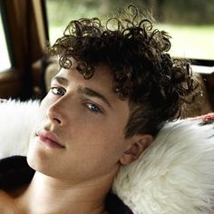 53 Irresistible Curly Hairstyles For Men-2023 Version Hairstyles For Teenage Guys, Eyes Aesthetic, Teenage Guys, Messy Curls, Italian Life, Boys With Curly Hair, Mens Hair