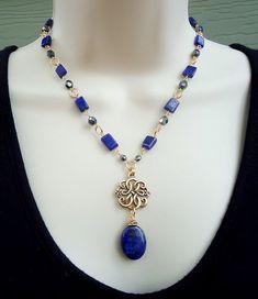 Pendant Necklace Gold, Blue Lapis Lazuli, Lapis Lazuli Stone, Beaded Jewelry Patterns, Blue Lapis, Stone Pendant Necklace, Jewelry Design Necklace, How To Make Necklaces, Bead Jewellery