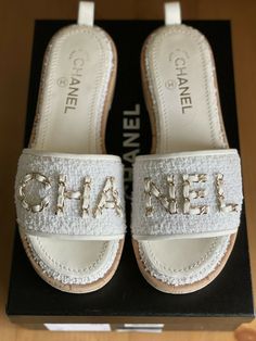 Authentic Chanel 21C White Tweed Chain Logo Mules Sandals Slides EU 37,5 US 7,5 most wanted tweed mules from Chanel resort 2021 collection, beautiful and eye-catching, must have addition to your spring/summer wardrobe Condition: excellent Comes with: box, dustbag worldwide shipping Branded Sandals For Women, Designer Summer Shoes, White Designer Sandals, Designer Women Shoes, Chanel Summer Shoes, Chanel Summer Bag, Channel Sandals, Cute Girly Shoes, Chanel White Shoes