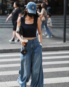 High Waisted Jeans Outfit, Laid Back Outfits, Boyish Outfits, Boyish Style, Denim Looks, Colour Combinations Fashion, Uni Outfits, Summer Denim, Easy Trendy Outfits