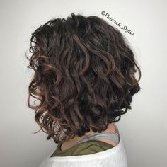 Angled Curly Black Bob With Chocolate Highlights Chocolate Highlights, Blonde Balayage Bob, Bob Haircut Curly, Black Bob, Wavy Bob Hairstyles, Short Curly Bob, Naturally Curly Bob, Haircuts For Curly Hair, Penteado Cabelo Curto