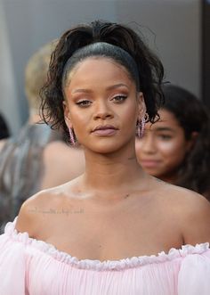 High Genie Ponytail, Ponytail Fancy, Rihanna High, Ponytail With Weave, Genie Ponytail, Ponytail Sleek, Sew In Bob Hairstyles, Ponytail High, Fancy Ponytail