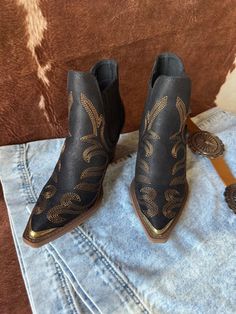 Black Embroidered Boot Stitch Western Booties Womens Western Shoes, Women’s Cowboy Boots, Dingo Boots, Sweater Vest Outfit, Western Shoes, Western Boutique, Wedding Boots, Embroidered Boots, Western Outfits Women