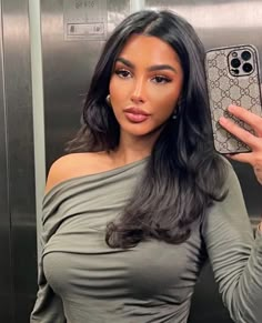 Casual Selfie Poses, Brown Skin Hair, Middle Eastern Beauty, Mekap Mata, Prettiest Women, Brown Hair Looks, Smink Inspiration, Night Beauty, Makeup Aesthetic