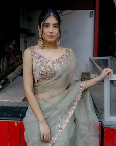 Elegant Saree Party Wear Indian Weddings, Saree For Reception Party Wear, Sarees For Graduation Day, Elegant Saree Party Wear, Elegant Saree For Farewell, Gorget Saree, Girlish Saree, Saree Blouse Party Wear, Graduation Saree