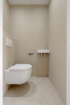 gietvloer betoncire betonlook toilet toiletinspiratie beige interieur interieurinspiratie wonen beige toilet design vloerinspiratie Beton Cire Toilet, Toilet Modern, Plain Bathroom, Small Toilet Design, Greige Walls, Cloakroom Toilet, Warehouse Apartment, Commercial Toilet, Toilet Room Decor