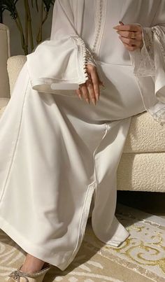 Xijaabka Fashion, Abaya Styles For Women, Abaya Lace, Modest White Dress, Lace Abaya, Lace Hijab, White Caftan, White Abaya, Manset Lengan