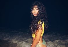 ابتسامه خذيه Inspiration Poses, Summer Picture Poses, Foto Poses, Instagram Photo Inspiration, Island Girl, Cute Poses For Pictures, Hair Photo, Curly Girl