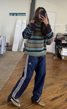 Baggy Sporty Pants, Adidas Track Pants Outfit Aesthetic, How To Style Adidas Pants, Track Pants Street Style, Blue Track Pants Outfit, Tracksuit Pants Outfit, Fall Sporty Outfits