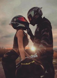 Cute biker couple Couple Moto, Couple Motard, Biker Couple, Biker Photography, Image Moto