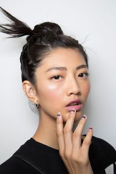 NYFW Best Beauty Moments | 12 Fashion Trends to Wear This  2015-2016 by Makeup Tutorials at http://makeuptutorials.com/new-york-fashion-week-makeup-tutorials/ Foil Manicure, Runway Nails, Minimalist Nail, Nagellack Trends, Minimalist Nail Art, Nail Polish Trends, Minimal Nails, Minimalist Nails, Manicure E Pedicure