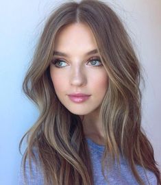 Dale a tu cabello unas luces más claras que tu tono natural para iluminar tu rostro. #Hair #Cabello #Highlights 2018 Hairstyles, Pale Skin Hair Color, Hair Color For Fair Skin, Brunette Ombre, Dark Blonde Hair Color, Dark Blonde Hair, Ombré Hair, Long Brown Hair, Brown Blonde Hair