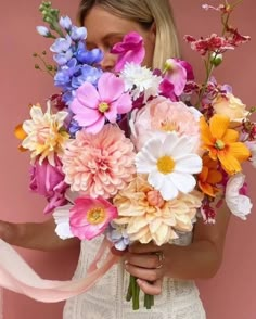 THE TOP WEDDING FLOWER TRENDS FOR 2024 Fun Bouquet, Wedding Flower Trends, Bright Wedding Flowers, Colorful Wedding Flowers, Bridal Bouquet Flowers, Sustainable Wedding