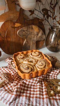 Cinnamon Rolls Fall, Cinnamon Rolls Aesthetic, Drizzle Icing, Cold Aesthetic, Pumpkin Tablescape, Fall Szn, Imagenes Aesthetic, Halloween Diorama, Pillsbury Grands