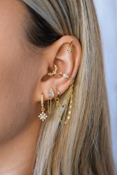 girl with lots of ear piercings and gold jewellery Ear Piercing Inspiration, Curated Ears, Daith Piercings, Piercing Inspiration, Piercing Labret, Ear Art