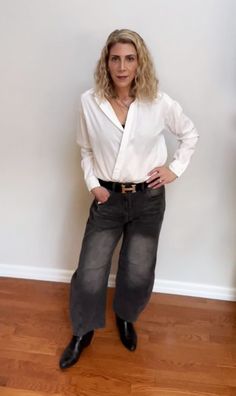 The Best Barrel Jeans for Women Over 50 and How to Style Them - fountainof30.com Jeans Over 50, Leg Outfit, Barrel Pants, Legs Outfit, Outfits Dressy