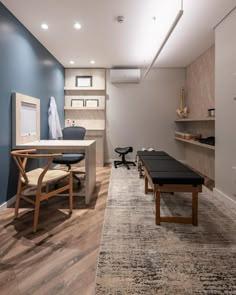 Projeto Comercial | Clínica Quiropraxia | São Paulo-SP. Fotos: Raul Fonseca. Physio Office Design, Physiotherapy Clinic Design Ideas, Home Clinic Ideas, Modern Physiotherapy Clinic, Ems Studio Design, Modern Exam Room, Cabinet Therapeute, Pt Clinic Design Ideas, Physiotherapy Room Design