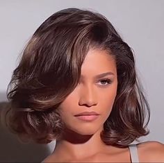 Hairstyles Zendaya, Short Hair Blowout, Zendaya Hair, Hollywood Curls, How To Curl Short Hair, Hair Inspiration Short, Blowout Hair, Penteado Cabelo Curto, Short Bob Hairstyles