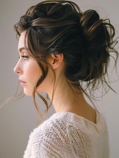 Fresh Messy Bun Styles for Medium Hair 2024 Messy Bun Bride, Bride Messy Bun, Messy Bun With Flowers, Running Late Hairstyles, Greek Hair, Side Hairstyles