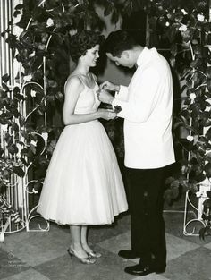 1950s Teenagers, Prom Pictures Couples Black, 1950s Life, Prom Pictures Couples, Corsage Prom